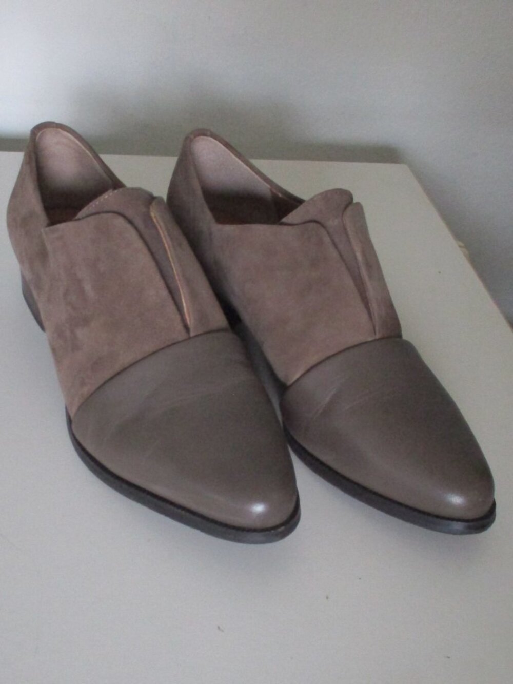 Tahari "Lucy" Womens Tan Suede & Leather 1" Stacked Heel Loafer Shoe - Size 9M
